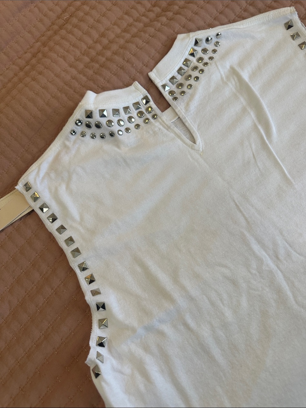 Alice + Olivia White Sleeveless Graphic Tee with Red & Blue Union Jack - Picture 5 of 9